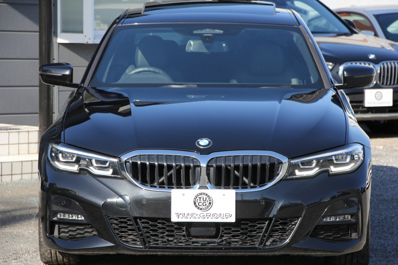 BMW 3シリーズ 320i Mｽﾎﾟｰﾂ ﾃﾞﾋﾞｭｰ&ｺﾝﾌｫｰﾄP ｻﾝﾙｰﾌ ﾋｰﾀｰ黒革 専用ﾌﾞﾙｰｽﾃｯﾁ 19AW 追従ACC ｽﾃｱﾘﾝｸﾞｻﾎﾟｰﾄ LEDﾍｯﾄﾞﾗｲﾄ ｵｰﾄﾊｲﾋﾞｰﾑ 電動ﾄﾗﾝｸ ｱｯﾌﾟﾙｶｰﾌﾟﾚｲ ﾀｯﾁ画面HDDﾅﾋﾞﾜｲﾔﾚｽ充電 Hi-fiｽﾋﾟｰｶｰ Pｱｼｽﾄ 専用ｴｱﾛ 2年保証