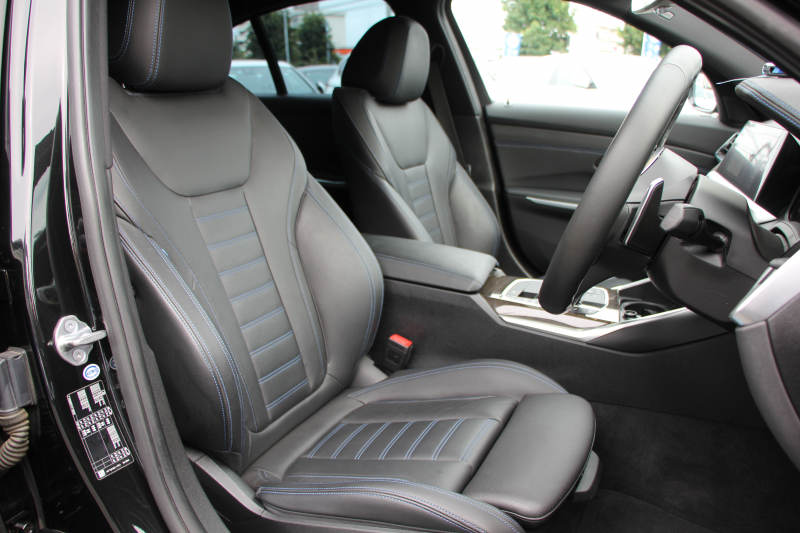 BMW 3シリーズ 320i Mｽﾎﾟｰﾂ ﾃﾞﾋﾞｭｰ&ｺﾝﾌｫｰﾄP ｻﾝﾙｰﾌ ﾋｰﾀｰ黒革 専用ﾌﾞﾙｰｽﾃｯﾁ 19AW 追従ACC ｽﾃｱﾘﾝｸﾞｻﾎﾟｰﾄ LEDﾍｯﾄﾞﾗｲﾄ ｵｰﾄﾊｲﾋﾞｰﾑ 電動ﾄﾗﾝｸ ｱｯﾌﾟﾙｶｰﾌﾟﾚｲ ﾀｯﾁ画面HDDﾅﾋﾞﾜｲﾔﾚｽ充電 Hi-fiｽﾋﾟｰｶｰ Pｱｼｽﾄ 専用ｴｱﾛ 2年保証