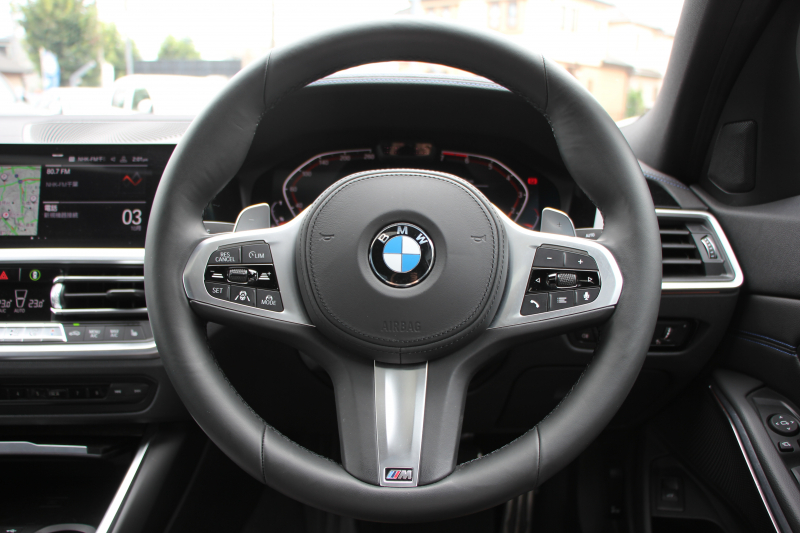 BMW 3シリーズ 320i Mｽﾎﾟｰﾂ ﾃﾞﾋﾞｭｰ&ｺﾝﾌｫｰﾄP ｻﾝﾙｰﾌ ﾋｰﾀｰ黒革 専用ﾌﾞﾙｰｽﾃｯﾁ 19AW 追従ACC ｽﾃｱﾘﾝｸﾞｻﾎﾟｰﾄ LEDﾍｯﾄﾞﾗｲﾄ ｵｰﾄﾊｲﾋﾞｰﾑ 電動ﾄﾗﾝｸ ｱｯﾌﾟﾙｶｰﾌﾟﾚｲ ﾀｯﾁ画面HDDﾅﾋﾞﾜｲﾔﾚｽ充電 Hi-fiｽﾋﾟｰｶｰ Pｱｼｽﾄ 専用ｴｱﾛ 2年保証