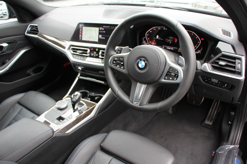 BMW 3シリーズ 320i Mｽﾎﾟｰﾂ ﾃﾞﾋﾞｭｰ&ｺﾝﾌｫｰﾄP ｻﾝﾙｰﾌ ﾋｰﾀｰ黒革 専用ﾌﾞﾙｰｽﾃｯﾁ 19AW 追従ACC ｽﾃｱﾘﾝｸﾞｻﾎﾟｰﾄ LEDﾍｯﾄﾞﾗｲﾄ ｵｰﾄﾊｲﾋﾞｰﾑ 電動ﾄﾗﾝｸ ｱｯﾌﾟﾙｶｰﾌﾟﾚｲ ﾀｯﾁ画面HDDﾅﾋﾞﾜｲﾔﾚｽ充電 Hi-fiｽﾋﾟｰｶｰ Pｱｼｽﾄ 専用ｴｱﾛ 2年保証