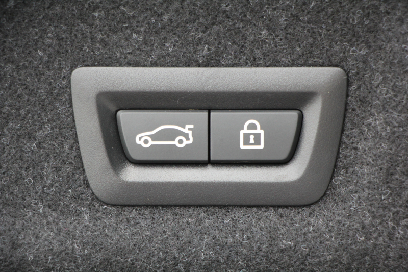 BMW 3シリーズ 320i Mｽﾎﾟｰﾂ ﾃﾞﾋﾞｭｰ&ｺﾝﾌｫｰﾄP ｻﾝﾙｰﾌ ﾋｰﾀｰ黒革 専用ﾌﾞﾙｰｽﾃｯﾁ 19AW 追従ACC ｽﾃｱﾘﾝｸﾞｻﾎﾟｰﾄ LEDﾍｯﾄﾞﾗｲﾄ ｵｰﾄﾊｲﾋﾞｰﾑ 電動ﾄﾗﾝｸ ｱｯﾌﾟﾙｶｰﾌﾟﾚｲ ﾀｯﾁ画面HDDﾅﾋﾞﾜｲﾔﾚｽ充電 Hi-fiｽﾋﾟｰｶｰ Pｱｼｽﾄ 専用ｴｱﾛ 2年保証