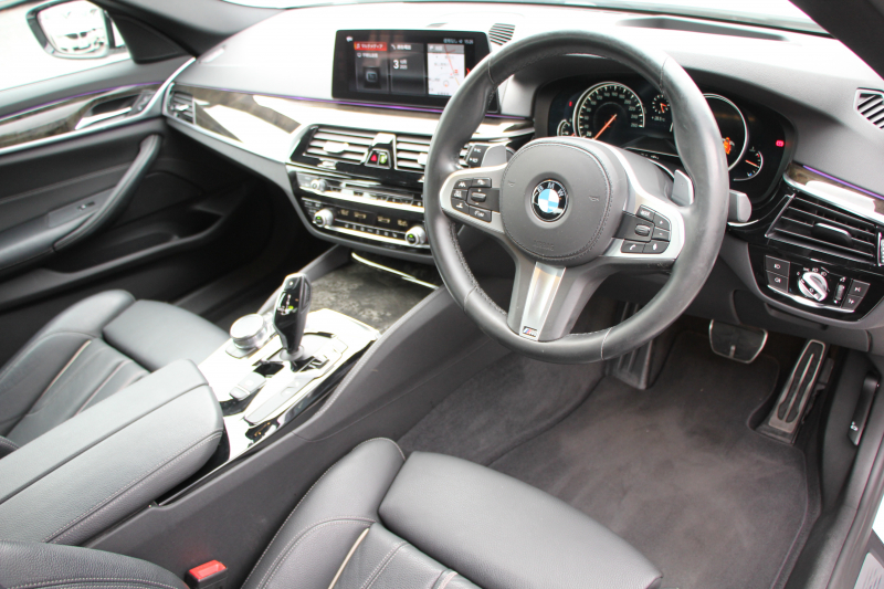BMW 5シリーズ 530i Mｽﾎﾟｰﾂ ｲﾉﾍﾞｰｼｮﾝP 1ｵｰﾅ 高出力 252馬力 全席ﾋｰﾀｰ黒革 HUD ﾃﾞｨｽﾌﾟﾚｲｷｰ ﾘﾓｰﾄﾊﾟｰｷﾝｸﾞ追従ACC ｽﾃｱﾘﾝｸﾞｻﾎﾟｰﾄ LEDﾍｯﾄﾞﾗｲﾄ ｵｰﾄﾊｲﾋﾞｰﾑ ﾀｯﾁ画面HDDﾅﾋﾞTV ｼﾞｪｽﾁｬｰC 360度ｶﾒﾗ Pｱｼｽﾄﾌﾟﾗｽ 電動ﾄﾗﾝｸ 2年保証