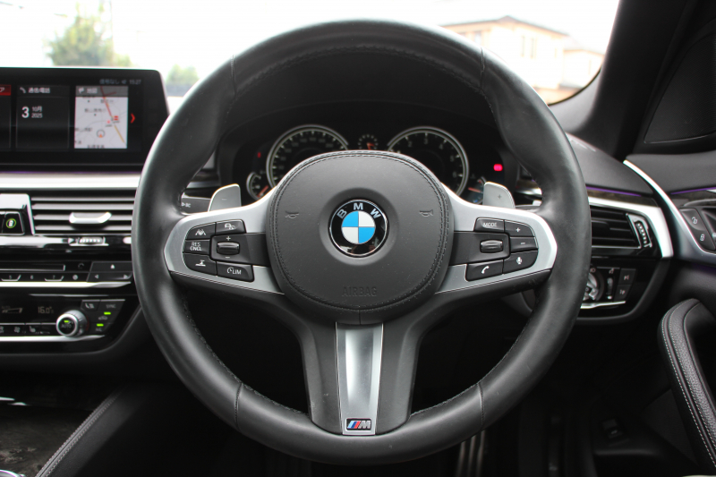 BMW 5シリーズ 530i Mｽﾎﾟｰﾂ ｲﾉﾍﾞｰｼｮﾝP 1ｵｰﾅ 高出力 252馬力 全席ﾋｰﾀｰ黒革 HUD ﾃﾞｨｽﾌﾟﾚｲｷｰ ﾘﾓｰﾄﾊﾟｰｷﾝｸﾞ追従ACC ｽﾃｱﾘﾝｸﾞｻﾎﾟｰﾄ LEDﾍｯﾄﾞﾗｲﾄ ｵｰﾄﾊｲﾋﾞｰﾑ ﾀｯﾁ画面HDDﾅﾋﾞTV ｼﾞｪｽﾁｬｰC 360度ｶﾒﾗ Pｱｼｽﾄﾌﾟﾗｽ 電動ﾄﾗﾝｸ 2年保証