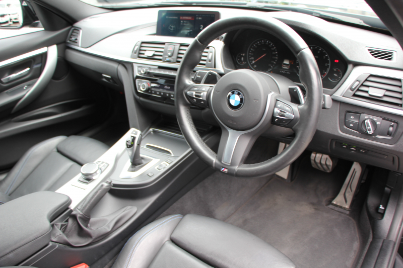 BMW 3シリーズ 320i ﾂｰﾘﾝｸﾞMｽﾎﾟｰﾂ ｴﾃﾞｨｼｮﾝｼｬﾄﾞｰ 1ｵｰﾅ 後期 限定車 新ｴﾝｼﾞﾝ 液晶ﾒｰﾀｰ ﾋｰﾀｰ黒革 ﾌﾞﾙｰｽﾃｯﾁ 19AW ﾀﾞｰｸLEDﾍｯﾄﾞﾗｲﾄ&ﾃｰﾙ 追従ACC ﾚｰﾝﾁｪﾝｼﾞ警告 ﾀｯﾁﾊﾟﾈﾙ対応HDDﾅﾋﾞﾌﾙｾｸﾞTV  Bluetooth接続 Bｶﾒﾗ 電動ﾄﾗﾝｸ 2年保証