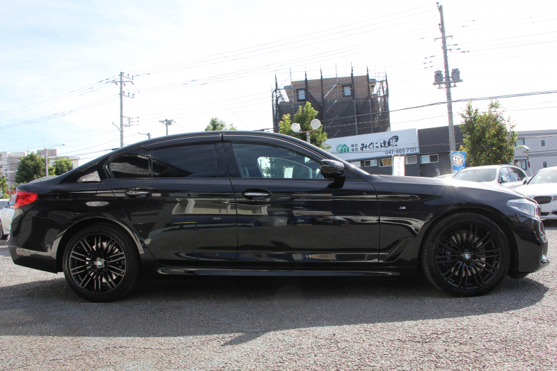 BMW 5シリーズ 530i ｴﾃﾞｨｼｮﾝﾐｯｼｮﾝｲﾝﾎﾟｯｼﾌﾞﾙ 特別仕様車 252馬力 ﾅｲﾄﾌﾞﾙｰﾚｻﾞｰ ｱﾀﾞﾌﾟﾃｨﾌﾞｻｽ ﾊｰﾏﾝｶｰﾄﾞﾝ HUD 追従ACC ｽﾃｱﾘﾝｸﾞｻﾎﾟｰﾄ ﾀｯﾁ画面HDDﾅﾋﾞTV LEDﾍｯﾄﾞﾗｲﾄ ｵｰﾄﾊｲﾋﾞｰﾑ 電動ﾄﾗﾝｸ 360度ｶﾒﾗ 全席ﾋｰﾀｰ 専用ﾌﾞﾗｯｸ19AW 2年保証