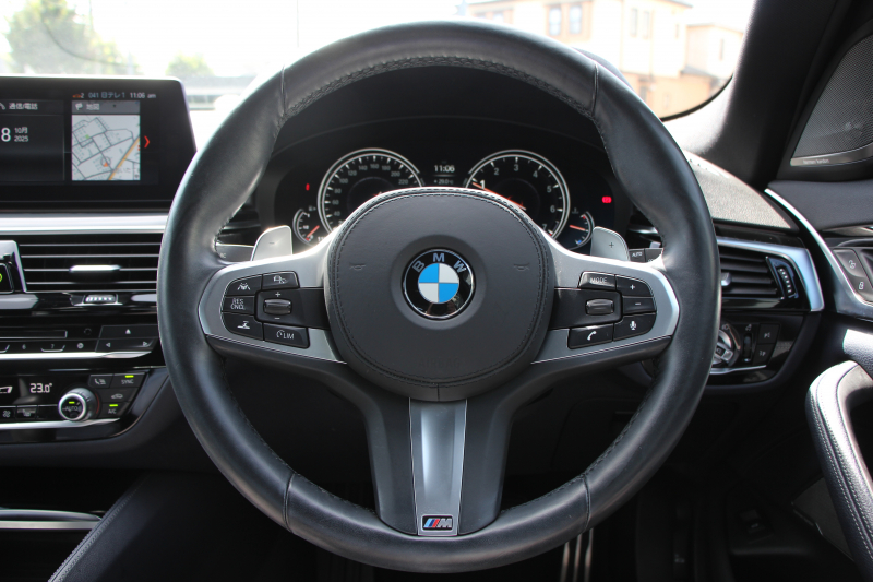 BMW 5シリーズ 523i ﾂｰﾘﾝｸﾞｴﾃﾞｨｼｮﾝﾐｯｼｮﾝｲﾝﾎﾟｯｼﾌﾞﾙ 特別仕様車 ﾅｲﾄﾌﾞﾙｰﾚｻﾞｰ HUD ﾊｰﾏﾝｶｰﾄﾞﾝ 追従ACC ｽﾃｱﾘﾝｸﾞｻﾎﾟｰﾄ ﾀｯﾁ画面HDDﾅﾋﾞTV LEDﾍｯﾄﾞﾗｲﾄ ｵｰﾄﾊｲﾋﾞｰﾑ 電動ﾄﾗﾝｸ 360度ｶﾒﾗ 全席ﾋｰﾀｰ ﾌﾞﾗｯｸ19AW 2年保証