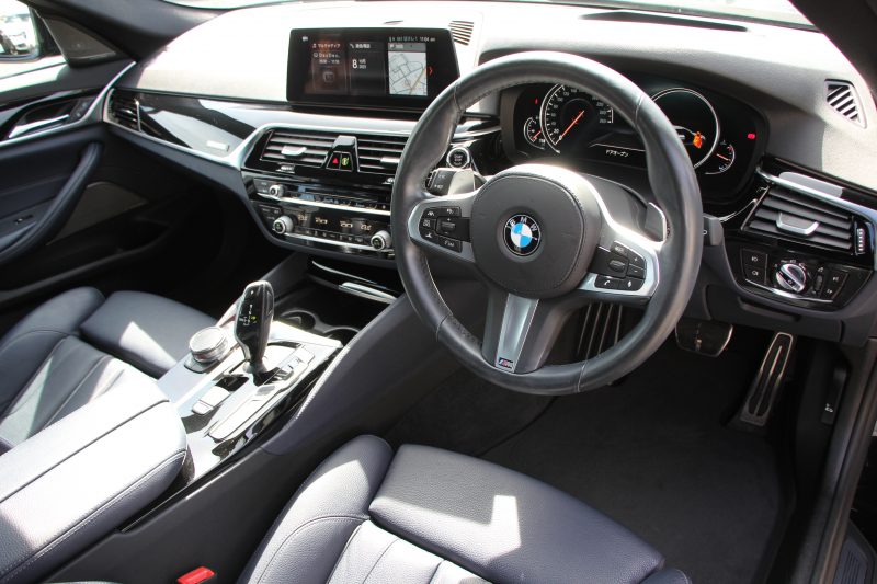 BMW 5シリーズ 523i ﾂｰﾘﾝｸﾞｴﾃﾞｨｼｮﾝﾐｯｼｮﾝｲﾝﾎﾟｯｼﾌﾞﾙ 特別仕様車 ﾅｲﾄﾌﾞﾙｰﾚｻﾞｰ HUD ﾊｰﾏﾝｶｰﾄﾞﾝ 追従ACC ｽﾃｱﾘﾝｸﾞｻﾎﾟｰﾄ ﾀｯﾁ画面HDDﾅﾋﾞTV LEDﾍｯﾄﾞﾗｲﾄ ｵｰﾄﾊｲﾋﾞｰﾑ 電動ﾄﾗﾝｸ 360度ｶﾒﾗ 全席ﾋｰﾀｰ ﾌﾞﾗｯｸ19AW 2年保証