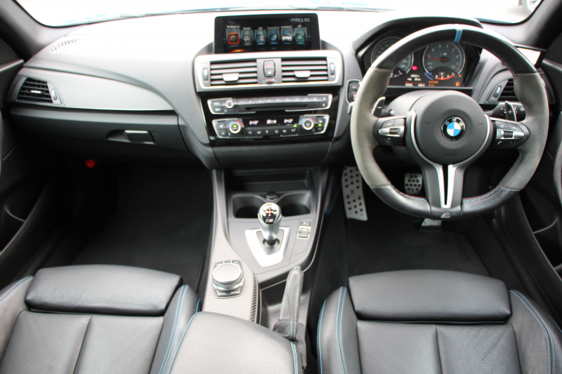 BMW Mシリーズ M2ｸｰﾍﾟMDCT 370馬力 直6ﾀｰﾎﾞ7速DCT ﾋｰﾀｰ黒革 Mﾊﾟﾌｫｰﾏﾝｽｽﾃｱﾘﾝｸﾞｶｰﾎﾞﾝﾘｯﾌﾟｽﾎﾟｲﾗｰ 3Ddesignｴｱﾛ HDDﾅﾋﾞBｶﾒﾗ 専用19AW 衝突軽減ﾌﾞﾚｰｷ 車線逸脱警告 歩行者警告 ﾌﾞﾚｰｷ付ｸﾙｺﾝ ｽﾏｰﾄｷｰ ｶｰﾎﾞﾝｲﾝﾃﾘｱﾄﾘﾑ ﾊﾟﾄﾞﾙｼﾌﾄ 2年保証