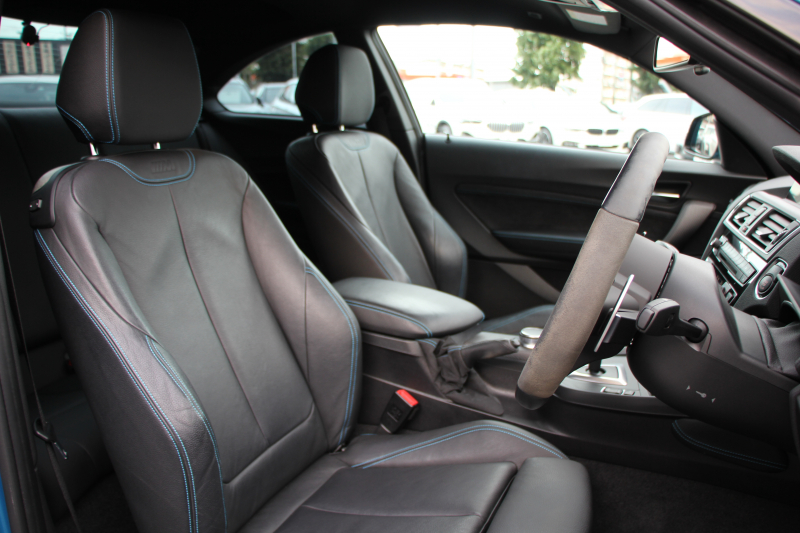 BMW Mシリーズ M2ｸｰﾍﾟMDCT 370馬力 直6ﾀｰﾎﾞ7速DCT ﾋｰﾀｰ黒革 Mﾊﾟﾌｫｰﾏﾝｽｽﾃｱﾘﾝｸﾞｶｰﾎﾞﾝﾘｯﾌﾟｽﾎﾟｲﾗｰ 3Ddesignｴｱﾛ HDDﾅﾋﾞBｶﾒﾗ 専用19AW 衝突軽減ﾌﾞﾚｰｷ 車線逸脱警告 歩行者警告 ﾌﾞﾚｰｷ付ｸﾙｺﾝ ｽﾏｰﾄｷｰ ｶｰﾎﾞﾝｲﾝﾃﾘｱﾄﾘﾑ ﾊﾟﾄﾞﾙｼﾌﾄ 2年保証