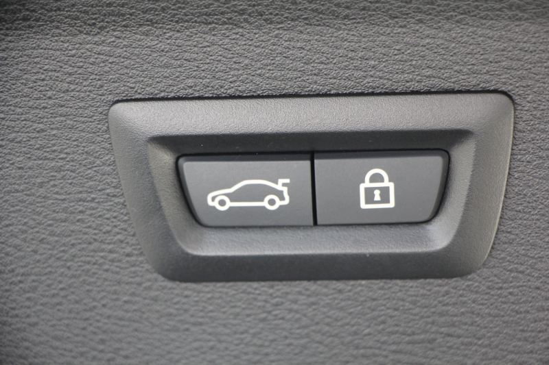 BMW X1 Xdrive18d Xﾗｲﾝ ﾊｲﾗｲﾝ ｾﾚｸﾄ&ｺﾝﾌｫｰﾄP 後期 ﾌｪｲｽﾘﾌﾄ後 1ｵｰﾅ ﾊﾟﾉﾗﾏｻﾝﾙｰﾌ 追従ACC ﾓｶﾚｻﾞｰ ﾋｰﾀｰ&電動ｼｰﾄ ﾜｲﾔﾚｽ充電 電動ﾄﾗﾝｸ ﾀｯﾁ画面HDDﾅﾋﾞPｱｼｽﾄ LEDﾍｯﾄﾞﾗｲﾄ Hi-fiｽﾋﾟｰｶｰ 衝突軽減ﾌﾞﾚｰｷ 車線逸脱警告 歩行者警告 2年保証