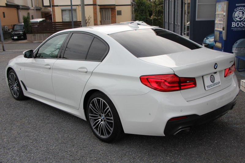 BMW 5シリーズ 530i Mｽﾎﾟｰﾂ 型式変更後｢JR20｣ 252馬力 全席ﾋｰﾀｰ黒革 HUD 追従ACC ｽﾃｱﾘﾝｸﾞｻﾎﾟｰﾄ 変更後全面液晶ﾒｰﾀｰ LEDﾍｯﾄﾞﾗｲﾄ ｵｰﾄﾊｲﾋﾞｰﾑ ﾀｯﾁ画面HDDﾅﾋﾞTV 360度ｶﾒﾗ Mspﾌﾞﾚｰｷ 19AW 電動ﾄﾗﾝｸ 専用ｴｱﾛ 2年保証