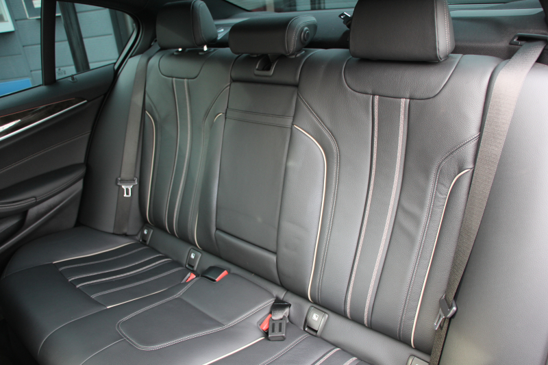 BMW 5シリーズ 530i Mｽﾎﾟｰﾂ 型式変更後｢JR20｣ 252馬力 全席ﾋｰﾀｰ黒革 HUD 追従ACC ｽﾃｱﾘﾝｸﾞｻﾎﾟｰﾄ 変更後全面液晶ﾒｰﾀｰ LEDﾍｯﾄﾞﾗｲﾄ ｵｰﾄﾊｲﾋﾞｰﾑ ﾀｯﾁ画面HDDﾅﾋﾞTV 360度ｶﾒﾗ Mspﾌﾞﾚｰｷ 19AW 電動ﾄﾗﾝｸ 専用ｴｱﾛ 2年保証