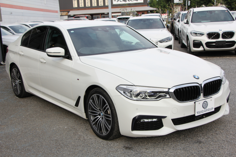 BMW 5シリーズ 530i Mｽﾎﾟｰﾂ 型式変更後｢JR20｣ 252馬力 全席ﾋｰﾀｰ黒革 HUD 追従ACC ｽﾃｱﾘﾝｸﾞｻﾎﾟｰﾄ 変更後全面液晶ﾒｰﾀｰ LEDﾍｯﾄﾞﾗｲﾄ ｵｰﾄﾊｲﾋﾞｰﾑ ﾀｯﾁ画面HDDﾅﾋﾞTV 360度ｶﾒﾗ Mspﾌﾞﾚｰｷ 19AW 電動ﾄﾗﾝｸ 専用ｴｱﾛ 2年保証