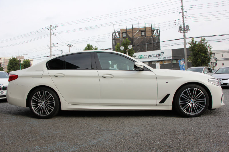 BMW 5シリーズ 530i Mｽﾎﾟｰﾂ 型式変更後｢JR20｣ 252馬力 全席ﾋｰﾀｰ黒革 HUD 追従ACC ｽﾃｱﾘﾝｸﾞｻﾎﾟｰﾄ 変更後全面液晶ﾒｰﾀｰ LEDﾍｯﾄﾞﾗｲﾄ ｵｰﾄﾊｲﾋﾞｰﾑ ﾀｯﾁ画面HDDﾅﾋﾞTV 360度ｶﾒﾗ Mspﾌﾞﾚｰｷ 19AW 電動ﾄﾗﾝｸ 専用ｴｱﾛ 2年保証