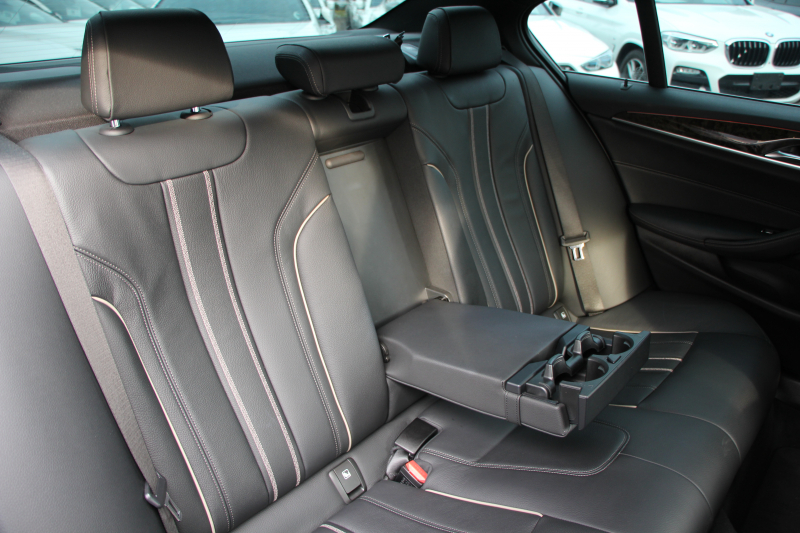 BMW 5シリーズ 530i Mｽﾎﾟｰﾂ 型式変更後｢JR20｣ 252馬力 全席ﾋｰﾀｰ黒革 HUD 追従ACC ｽﾃｱﾘﾝｸﾞｻﾎﾟｰﾄ 変更後全面液晶ﾒｰﾀｰ LEDﾍｯﾄﾞﾗｲﾄ ｵｰﾄﾊｲﾋﾞｰﾑ ﾀｯﾁ画面HDDﾅﾋﾞTV 360度ｶﾒﾗ Mspﾌﾞﾚｰｷ 19AW 電動ﾄﾗﾝｸ 専用ｴｱﾛ 2年保証