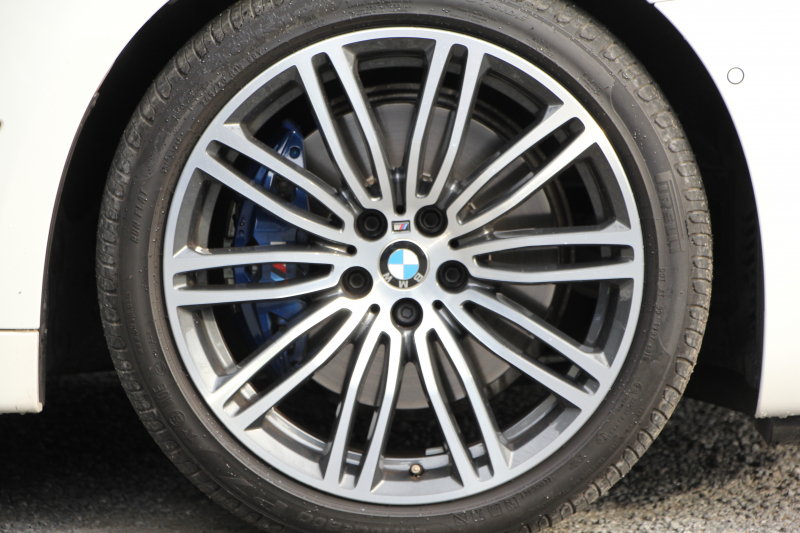 BMW 5シリーズ 530i Mｽﾎﾟｰﾂ 型式変更後｢JR20｣ 252馬力 全席ﾋｰﾀｰ黒革 HUD 追従ACC ｽﾃｱﾘﾝｸﾞｻﾎﾟｰﾄ 変更後全面液晶ﾒｰﾀｰ LEDﾍｯﾄﾞﾗｲﾄ ｵｰﾄﾊｲﾋﾞｰﾑ ﾀｯﾁ画面HDDﾅﾋﾞTV 360度ｶﾒﾗ Mspﾌﾞﾚｰｷ 19AW 電動ﾄﾗﾝｸ 専用ｴｱﾛ 2年保証