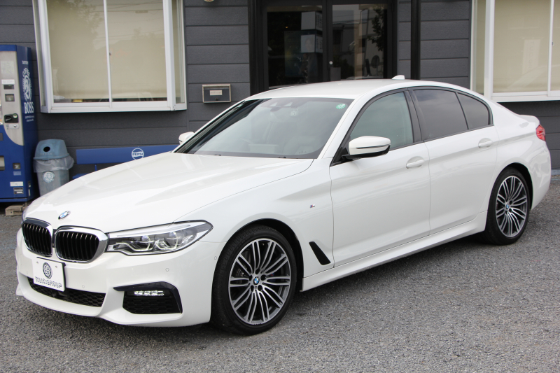 BMW 5シリーズ 530i Mｽﾎﾟｰﾂ 型式変更後｢JR20｣ 252馬力 全席ﾋｰﾀｰ黒革 HUD 追従ACC ｽﾃｱﾘﾝｸﾞｻﾎﾟｰﾄ 変更後全面液晶ﾒｰﾀｰ LEDﾍｯﾄﾞﾗｲﾄ ｵｰﾄﾊｲﾋﾞｰﾑ ﾀｯﾁ画面HDDﾅﾋﾞTV 360度ｶﾒﾗ Mspﾌﾞﾚｰｷ 19AW 電動ﾄﾗﾝｸ 専用ｴｱﾛ 2年保証