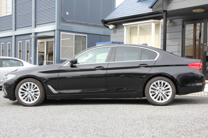 BMW 5シリーズ 523d ﾗｸﾞｼﾞｭｱﾘｰ ｾﾚｸﾄP ｻﾝﾙｰﾌ 全席ﾋｰﾀｰ黒革 ﾊｰﾏﾝｶｰﾄﾞﾝｻﾗｳﾝﾄﾞ4ｿﾞｰﾝｴｱｺﾝ HUD 追従ACC ｽﾃｱﾘﾝｸﾞｻﾎﾟｰﾄ ﾀｯﾁ画面HDDﾅﾋﾞTV 360度ｶﾒﾗ 電動ﾄﾗﾝｸ LEDﾍｯﾄﾞﾗｲﾄ ｵｰﾄﾊｲﾋﾞｰﾑ 電動ﾄﾗﾝｸ ｸﾛｰﾑﾗｲﾝ 2年保証