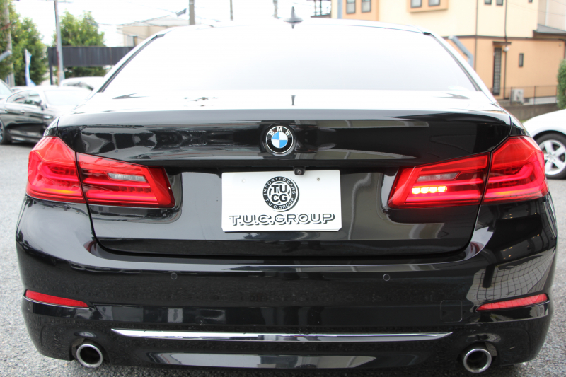 BMW 5シリーズ 523d ﾗｸﾞｼﾞｭｱﾘｰ ｾﾚｸﾄP ｻﾝﾙｰﾌ 全席ﾋｰﾀｰ黒革 ﾊｰﾏﾝｶｰﾄﾞﾝｻﾗｳﾝﾄﾞ4ｿﾞｰﾝｴｱｺﾝ HUD 追従ACC ｽﾃｱﾘﾝｸﾞｻﾎﾟｰﾄ ﾀｯﾁ画面HDDﾅﾋﾞTV 360度ｶﾒﾗ 電動ﾄﾗﾝｸ LEDﾍｯﾄﾞﾗｲﾄ ｵｰﾄﾊｲﾋﾞｰﾑ 電動ﾄﾗﾝｸ ｸﾛｰﾑﾗｲﾝ 2年保証