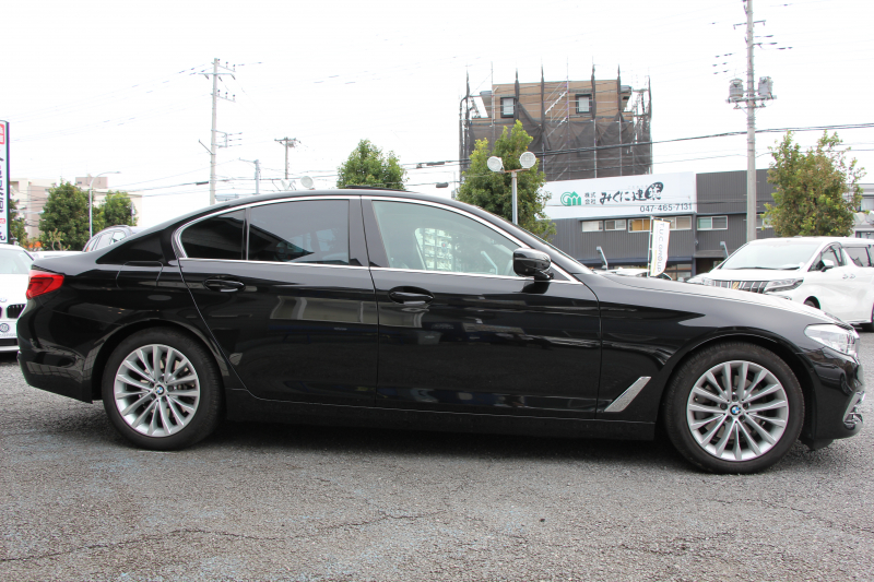 BMW 5シリーズ 523d ﾗｸﾞｼﾞｭｱﾘｰ ｾﾚｸﾄP ｻﾝﾙｰﾌ 全席ﾋｰﾀｰ黒革 ﾊｰﾏﾝｶｰﾄﾞﾝｻﾗｳﾝﾄﾞ4ｿﾞｰﾝｴｱｺﾝ HUD 追従ACC ｽﾃｱﾘﾝｸﾞｻﾎﾟｰﾄ ﾀｯﾁ画面HDDﾅﾋﾞTV 360度ｶﾒﾗ 電動ﾄﾗﾝｸ LEDﾍｯﾄﾞﾗｲﾄ ｵｰﾄﾊｲﾋﾞｰﾑ 電動ﾄﾗﾝｸ ｸﾛｰﾑﾗｲﾝ 2年保証