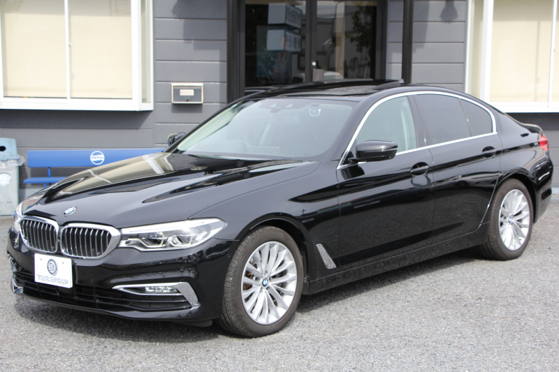 BMW 5シリーズ 523d ﾗｸﾞｼﾞｭｱﾘｰ ｾﾚｸﾄP ｻﾝﾙｰﾌ 全席ﾋｰﾀｰ黒革 ﾊｰﾏﾝｶｰﾄﾞﾝｻﾗｳﾝﾄﾞ4ｿﾞｰﾝｴｱｺﾝ HUD 追従ACC ｽﾃｱﾘﾝｸﾞｻﾎﾟｰﾄ ﾀｯﾁ画面HDDﾅﾋﾞTV 360度ｶﾒﾗ 電動ﾄﾗﾝｸ LEDﾍｯﾄﾞﾗｲﾄ ｵｰﾄﾊｲﾋﾞｰﾑ 電動ﾄﾗﾝｸ ｸﾛｰﾑﾗｲﾝ 2年保証