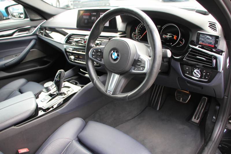 BMW 5シリーズ 530i ｴﾃﾞｨｼｮﾝﾐｯｼｮﾝｲﾝﾎﾟｯｼﾌﾞﾙ 特別仕様車 252馬力 ﾅｲﾄﾌﾞﾙｰﾚｻﾞｰ ｱﾀﾞﾌﾟﾃｨﾌﾞｻｽ ﾊｰﾏﾝｶｰﾄﾞﾝ HUD 追従ACC ｽﾃｱﾘﾝｸﾞｻﾎﾟｰﾄ ﾀｯﾁ画面HDDﾅﾋﾞTV LEDﾍｯﾄﾞﾗｲﾄ ｵｰﾄﾊｲﾋﾞｰﾑ 電動ﾄﾗﾝｸ 360度ｶﾒﾗ 全席ﾋｰﾀｰ 専用ﾌﾞﾗｯｸ19AW 2年保証
