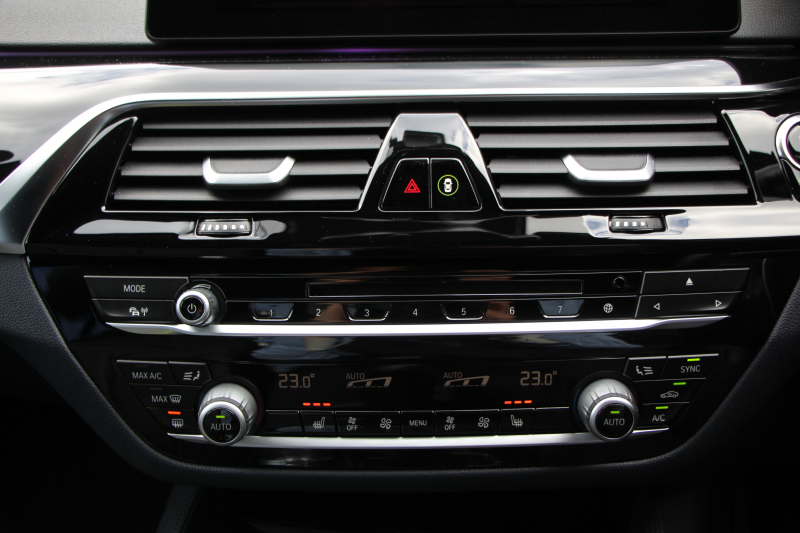 BMW 5シリーズ 530i ｴﾃﾞｨｼｮﾝﾐｯｼｮﾝｲﾝﾎﾟｯｼﾌﾞﾙ 特別仕様車 252馬力 ﾅｲﾄﾌﾞﾙｰﾚｻﾞｰ ｱﾀﾞﾌﾟﾃｨﾌﾞｻｽ ﾊｰﾏﾝｶｰﾄﾞﾝ HUD 追従ACC ｽﾃｱﾘﾝｸﾞｻﾎﾟｰﾄ ﾀｯﾁ画面HDDﾅﾋﾞTV LEDﾍｯﾄﾞﾗｲﾄ ｵｰﾄﾊｲﾋﾞｰﾑ 電動ﾄﾗﾝｸ 360度ｶﾒﾗ 全席ﾋｰﾀｰ 専用ﾌﾞﾗｯｸ19AW 2年保証