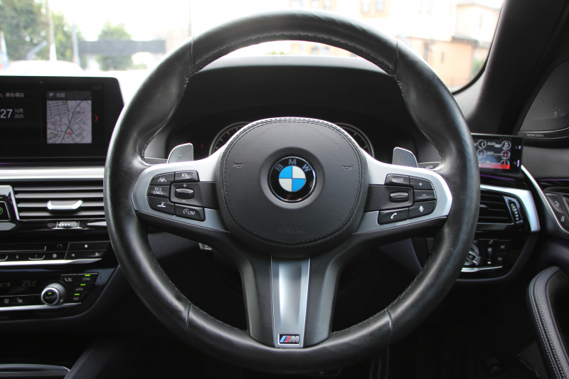 BMW 5シリーズ 530i ｴﾃﾞｨｼｮﾝﾐｯｼｮﾝｲﾝﾎﾟｯｼﾌﾞﾙ 特別仕様車 252馬力 ﾅｲﾄﾌﾞﾙｰﾚｻﾞｰ ｱﾀﾞﾌﾟﾃｨﾌﾞｻｽ ﾊｰﾏﾝｶｰﾄﾞﾝ HUD 追従ACC ｽﾃｱﾘﾝｸﾞｻﾎﾟｰﾄ ﾀｯﾁ画面HDDﾅﾋﾞTV LEDﾍｯﾄﾞﾗｲﾄ ｵｰﾄﾊｲﾋﾞｰﾑ 電動ﾄﾗﾝｸ 360度ｶﾒﾗ 全席ﾋｰﾀｰ 専用ﾌﾞﾗｯｸ19AW 2年保証