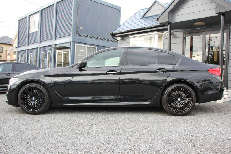 BMW 5シリーズ 530i ｴﾃﾞｨｼｮﾝﾐｯｼｮﾝｲﾝﾎﾟｯｼﾌﾞﾙ 特別仕様車 252馬力 ﾅｲﾄﾌﾞﾙｰﾚｻﾞｰ ｱﾀﾞﾌﾟﾃｨﾌﾞｻｽ ﾊｰﾏﾝｶｰﾄﾞﾝ HUD 追従ACC ｽﾃｱﾘﾝｸﾞｻﾎﾟｰﾄ ﾀｯﾁ画面HDDﾅﾋﾞTV LEDﾍｯﾄﾞﾗｲﾄ ｵｰﾄﾊｲﾋﾞｰﾑ 電動ﾄﾗﾝｸ 360度ｶﾒﾗ 全席ﾋｰﾀｰ 専用ﾌﾞﾗｯｸ19AW 2年保証