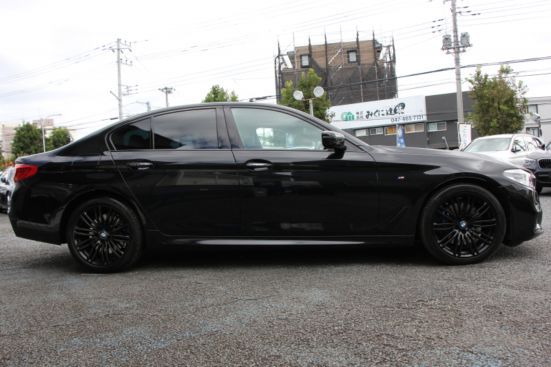 BMW 5シリーズ 530i ｴﾃﾞｨｼｮﾝﾐｯｼｮﾝｲﾝﾎﾟｯｼﾌﾞﾙ 特別仕様車 252馬力 ﾅｲﾄﾌﾞﾙｰﾚｻﾞｰ ｱﾀﾞﾌﾟﾃｨﾌﾞｻｽ ﾊｰﾏﾝｶｰﾄﾞﾝ HUD 追従ACC ｽﾃｱﾘﾝｸﾞｻﾎﾟｰﾄ ﾀｯﾁ画面HDDﾅﾋﾞTV LEDﾍｯﾄﾞﾗｲﾄ ｵｰﾄﾊｲﾋﾞｰﾑ 電動ﾄﾗﾝｸ 360度ｶﾒﾗ 全席ﾋｰﾀｰ 専用ﾌﾞﾗｯｸ19AW 2年保証