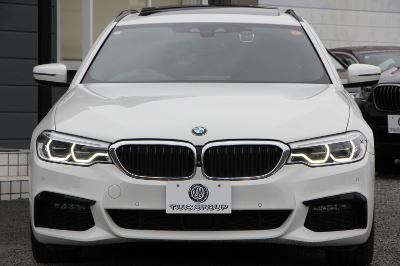 BMW 5シリーズ 530i ﾂｰﾘﾝｸﾞMｽﾎﾟｰﾂ ｾﾚｸﾄP 1ｵｰﾅ 型式変更後｢ABA-JT20｣ 252馬力 ﾊﾟﾉﾗﾏｻﾝﾙｰﾌ ﾊｰﾏﾝｶｰﾄﾞﾝ 4ｿﾞｰﾝｴｱｺﾝ 全席ﾋｰﾀｰ黒革 HUD 追従ACC ｽﾃｱﾘﾝｸﾞｻﾎﾟｰﾄ 変更後全面液晶ﾒｰﾀｰ ﾀｯﾁ画面HDDﾅﾋﾞTV 360度ｶﾒﾗ 2年保証