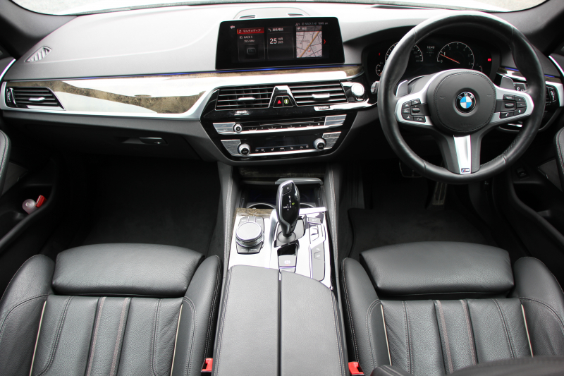 BMW 5シリーズ 530i ﾂｰﾘﾝｸﾞMｽﾎﾟｰﾂ ｾﾚｸﾄP 1ｵｰﾅ 型式変更後｢ABA-JT20｣ 252馬力 ﾊﾟﾉﾗﾏｻﾝﾙｰﾌ ﾊｰﾏﾝｶｰﾄﾞﾝ 4ｿﾞｰﾝｴｱｺﾝ 全席ﾋｰﾀｰ黒革 HUD 追従ACC ｽﾃｱﾘﾝｸﾞｻﾎﾟｰﾄ 変更後全面液晶ﾒｰﾀｰ ﾀｯﾁ画面HDDﾅﾋﾞTV 360度ｶﾒﾗ 2年保証