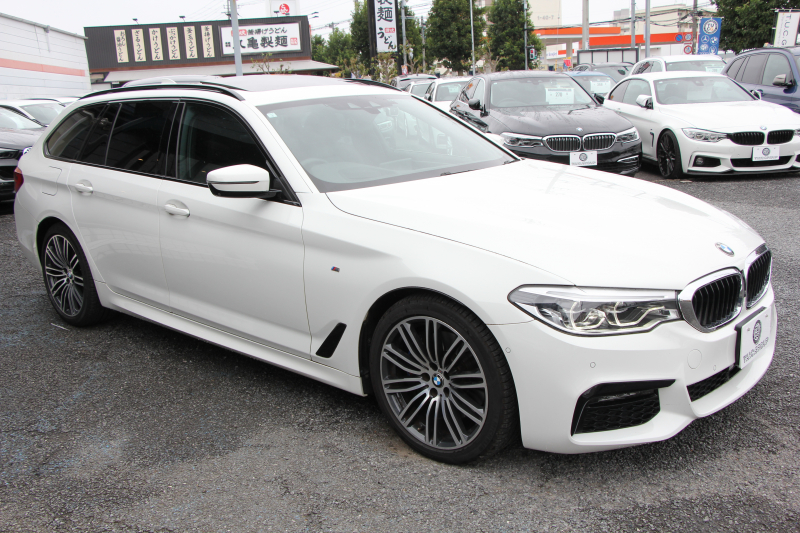BMW 5シリーズ 530i ﾂｰﾘﾝｸﾞMｽﾎﾟｰﾂ ｾﾚｸﾄP 1ｵｰﾅ 型式変更後｢ABA-JT20｣ 252馬力 ﾊﾟﾉﾗﾏｻﾝﾙｰﾌ ﾊｰﾏﾝｶｰﾄﾞﾝ 4ｿﾞｰﾝｴｱｺﾝ 全席ﾋｰﾀｰ黒革 HUD 追従ACC ｽﾃｱﾘﾝｸﾞｻﾎﾟｰﾄ 変更後全面液晶ﾒｰﾀｰ ﾀｯﾁ画面HDDﾅﾋﾞTV 360度ｶﾒﾗ 2年保証