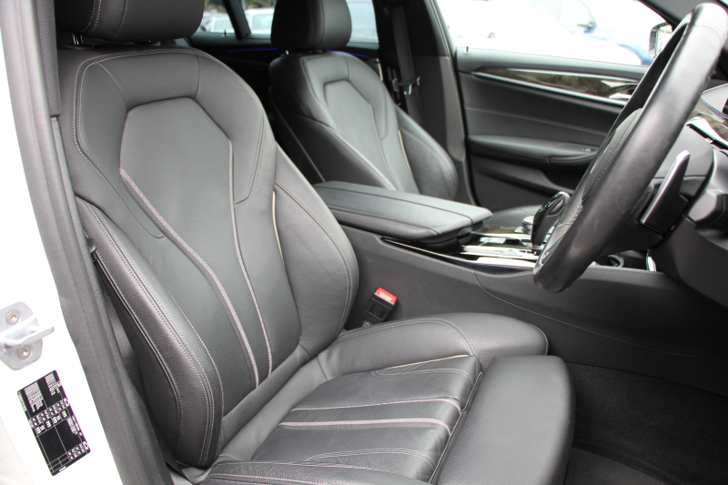 BMW 5シリーズ 530i ﾂｰﾘﾝｸﾞMｽﾎﾟｰﾂ ｾﾚｸﾄP 1ｵｰﾅ 型式変更後｢ABA-JT20｣ 252馬力 ﾊﾟﾉﾗﾏｻﾝﾙｰﾌ ﾊｰﾏﾝｶｰﾄﾞﾝ 4ｿﾞｰﾝｴｱｺﾝ 全席ﾋｰﾀｰ黒革 HUD 追従ACC ｽﾃｱﾘﾝｸﾞｻﾎﾟｰﾄ 変更後全面液晶ﾒｰﾀｰ ﾀｯﾁ画面HDDﾅﾋﾞTV 360度ｶﾒﾗ 2年保証