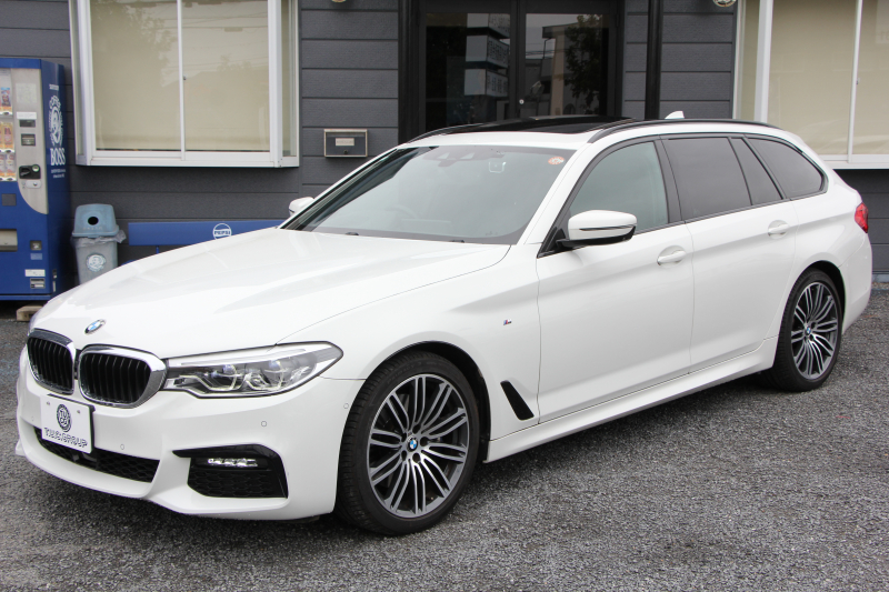 BMW 5シリーズ 530i ﾂｰﾘﾝｸﾞMｽﾎﾟｰﾂ ｾﾚｸﾄP 1ｵｰﾅ 型式変更後｢ABA-JT20｣ 252馬力 ﾊﾟﾉﾗﾏｻﾝﾙｰﾌ ﾊｰﾏﾝｶｰﾄﾞﾝ 4ｿﾞｰﾝｴｱｺﾝ 全席ﾋｰﾀｰ黒革 HUD 追従ACC ｽﾃｱﾘﾝｸﾞｻﾎﾟｰﾄ 変更後全面液晶ﾒｰﾀｰ ﾀｯﾁ画面HDDﾅﾋﾞTV 360度ｶﾒﾗ 2年保証