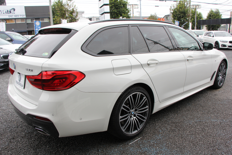 BMW 5シリーズ 530i ﾂｰﾘﾝｸﾞMｽﾎﾟｰﾂ ｾﾚｸﾄP 1ｵｰﾅ 型式変更後｢ABA-JT20｣ 252馬力 ﾊﾟﾉﾗﾏｻﾝﾙｰﾌ ﾊｰﾏﾝｶｰﾄﾞﾝ 4ｿﾞｰﾝｴｱｺﾝ 全席ﾋｰﾀｰ黒革 HUD 追従ACC ｽﾃｱﾘﾝｸﾞｻﾎﾟｰﾄ 変更後全面液晶ﾒｰﾀｰ ﾀｯﾁ画面HDDﾅﾋﾞTV 360度ｶﾒﾗ 2年保証