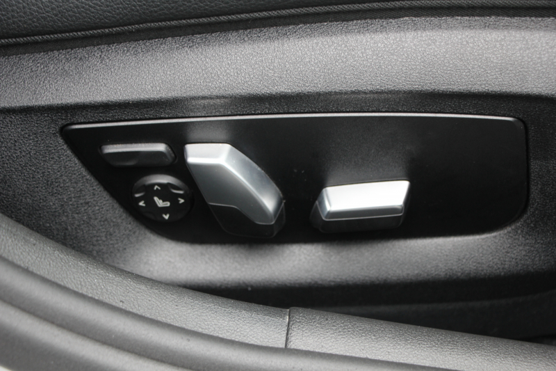 BMW 5シリーズ 530i ﾂｰﾘﾝｸﾞMｽﾎﾟｰﾂ ｾﾚｸﾄP 1ｵｰﾅ 型式変更後｢ABA-JT20｣ 252馬力 ﾊﾟﾉﾗﾏｻﾝﾙｰﾌ ﾊｰﾏﾝｶｰﾄﾞﾝ 4ｿﾞｰﾝｴｱｺﾝ 全席ﾋｰﾀｰ黒革 HUD 追従ACC ｽﾃｱﾘﾝｸﾞｻﾎﾟｰﾄ 変更後全面液晶ﾒｰﾀｰ ﾀｯﾁ画面HDDﾅﾋﾞTV 360度ｶﾒﾗ 2年保証