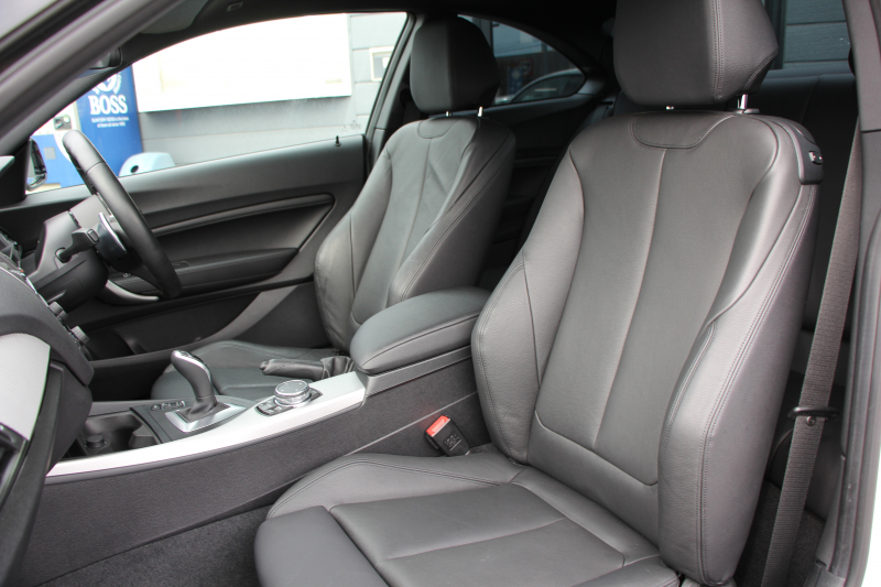 BMW 2シリーズ M235i ｸｰﾍﾟﾋｰﾀｰ黒革 326馬力 直6ﾀｰﾎﾞ8速AT 真珠色 N55ｴﾝｼﾞﾝ ｱﾀﾞﾌﾟﾃｨﾌﾞMｻｽ 衝突軽減ﾌﾞﾚｰｷ 車線逸脱警告 歩行者警告 ﾌﾞﾚｰｷ付ｸﾙｺﾝ HDDﾅﾋﾞBｶﾒﾗ&ﾘｱPDCｾﾝｻｰ Bluetooth接続 2ｿﾞｰﾝｴｱｺﾝ 2年保証