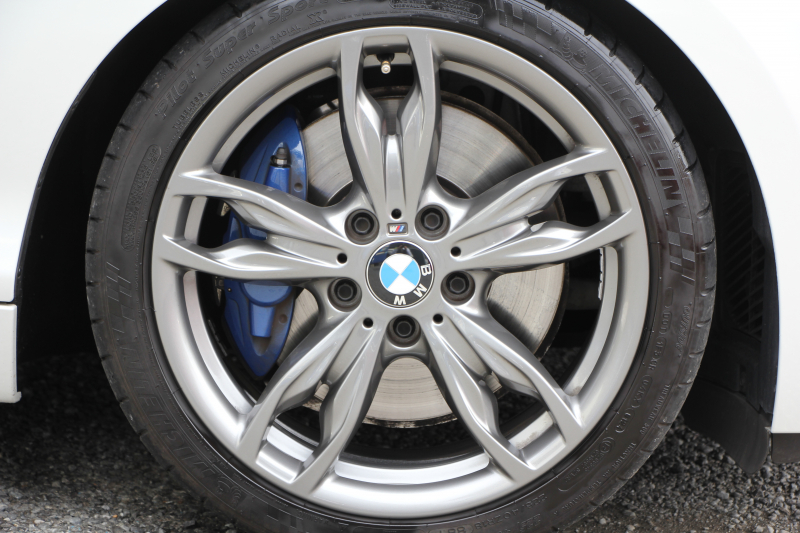 BMW 2シリーズ M235i ｸｰﾍﾟﾋｰﾀｰ黒革 326馬力 直6ﾀｰﾎﾞ8速AT 真珠色 N55ｴﾝｼﾞﾝ ｱﾀﾞﾌﾟﾃｨﾌﾞMｻｽ 衝突軽減ﾌﾞﾚｰｷ 車線逸脱警告 歩行者警告 ﾌﾞﾚｰｷ付ｸﾙｺﾝ HDDﾅﾋﾞBｶﾒﾗ&ﾘｱPDCｾﾝｻｰ Bluetooth接続 2ｿﾞｰﾝｴｱｺﾝ 2年保証