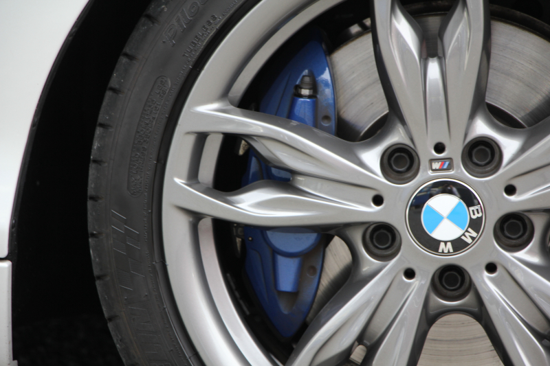 BMW 2シリーズ M235i ｸｰﾍﾟﾋｰﾀｰ黒革 326馬力 直6ﾀｰﾎﾞ8速AT 真珠色 N55ｴﾝｼﾞﾝ ｱﾀﾞﾌﾟﾃｨﾌﾞMｻｽ 衝突軽減ﾌﾞﾚｰｷ 車線逸脱警告 歩行者警告 ﾌﾞﾚｰｷ付ｸﾙｺﾝ HDDﾅﾋﾞBｶﾒﾗ&ﾘｱPDCｾﾝｻｰ Bluetooth接続 2ｿﾞｰﾝｴｱｺﾝ 2年保証