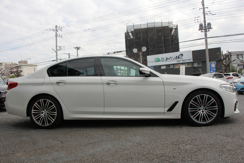BMW 5シリーズ 523d Mｽﾎﾟｰﾂ ﾊｲﾗｲﾝ 全席ﾋｰﾀｰ黒革 HUD ｶﾀﾛｸﾞ燃費21.5km/L 追従ACC ｽﾃｱﾘﾝｸﾞｻﾎﾟｰﾄ LEDﾍｯﾄﾞﾗｲﾄ ｵｰﾄﾊｲﾋﾞｰﾑ 液晶ﾒｰﾀｰ 360度ｶﾒﾗ ﾀｯﾁ画面HDDﾅﾋﾞTV 専用ｴｱﾛ 19AW 電動ﾄﾗﾝｸ ｽﾏｰﾄｷｰ ﾊﾟﾄﾞﾙｼﾌﾄ 2年保証