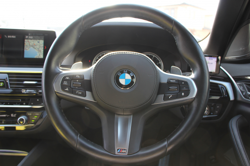 BMW 5シリーズ 523d ｴﾃﾞｨｼｮﾝﾐｯｼｮﾝｲﾝﾎﾟｯｼﾌﾞﾙ 特別仕様車 ﾊｰﾏﾝｶｰﾄﾞﾝｻﾗｳﾝﾄﾞHUD 専用ﾌﾞﾗｯｸ19AW ﾌﾞﾗｯｸｷﾄﾞﾆｰｸﾞﾘﾙ 追従ACC ｽﾃｱﾘﾝｸﾞｻﾎﾟｰﾄ 360度ｶﾒﾗ Pｱｼｽﾄ ﾀｯﾁ画面HDDﾅﾋﾞTV LEDﾍｯﾄﾞﾗｲﾄ ｵｰﾄﾊｲﾋﾞｰﾑ 電動ﾄﾗﾝｸ 2年保証