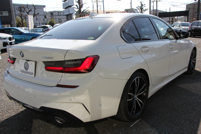 BMW 3シリーズ 320i Mｽﾎﾟｰﾂ ﾃﾞﾋﾞｭｰ&ｺﾝﾌｫｰﾄP ﾋｰﾀｰ黒革 専用ﾌﾞﾙｰｽﾃｯﾁ 19AW 追従ACC ｽﾃｱﾘﾝｸﾞｻﾎﾟｰﾄ LEDﾍｯﾄﾞﾗｲﾄ ｵｰﾄﾊｲﾋﾞｰﾑ 電動ﾄﾗﾝｸ ｱｯﾌﾟﾙｶｰﾌﾟﾚｲ ﾌﾙｾｸﾞTV  ﾀｯﾁ画面HDDﾅﾋﾞﾜｲﾔﾚｽ充電 Hi-fiｽﾋﾟｰｶｰ Pｱｼｽﾄ 専用ｴｱﾛ 2年保証