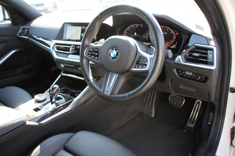 BMW 3シリーズ 320i Mｽﾎﾟｰﾂ ﾃﾞﾋﾞｭｰ&ｺﾝﾌｫｰﾄP ﾋｰﾀｰ黒革 専用ﾌﾞﾙｰｽﾃｯﾁ 19AW 追従ACC ｽﾃｱﾘﾝｸﾞｻﾎﾟｰﾄ LEDﾍｯﾄﾞﾗｲﾄ ｵｰﾄﾊｲﾋﾞｰﾑ 電動ﾄﾗﾝｸ ｱｯﾌﾟﾙｶｰﾌﾟﾚｲ ﾌﾙｾｸﾞTV  ﾀｯﾁ画面HDDﾅﾋﾞﾜｲﾔﾚｽ充電 Hi-fiｽﾋﾟｰｶｰ Pｱｼｽﾄ 専用ｴｱﾛ 2年保証
