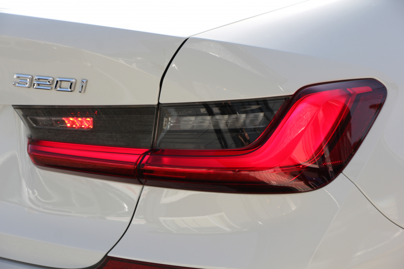 BMW 3シリーズ 320i Mｽﾎﾟｰﾂ ﾃﾞﾋﾞｭｰ&ｺﾝﾌｫｰﾄP ﾋｰﾀｰ黒革 専用ﾌﾞﾙｰｽﾃｯﾁ 19AW 追従ACC ｽﾃｱﾘﾝｸﾞｻﾎﾟｰﾄ LEDﾍｯﾄﾞﾗｲﾄ ｵｰﾄﾊｲﾋﾞｰﾑ 電動ﾄﾗﾝｸ ｱｯﾌﾟﾙｶｰﾌﾟﾚｲ ﾌﾙｾｸﾞTV  ﾀｯﾁ画面HDDﾅﾋﾞﾜｲﾔﾚｽ充電 Hi-fiｽﾋﾟｰｶｰ Pｱｼｽﾄ 専用ｴｱﾛ 2年保証