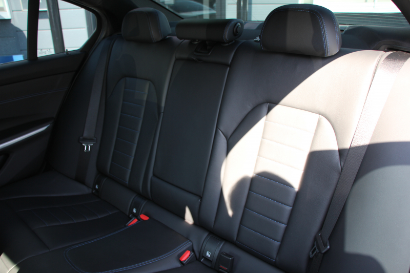 BMW 3シリーズ 320i Mｽﾎﾟｰﾂ ﾃﾞﾋﾞｭｰ&ｺﾝﾌｫｰﾄP ﾋｰﾀｰ黒革 専用ﾌﾞﾙｰｽﾃｯﾁ 19AW 追従ACC ｽﾃｱﾘﾝｸﾞｻﾎﾟｰﾄ LEDﾍｯﾄﾞﾗｲﾄ ｵｰﾄﾊｲﾋﾞｰﾑ 電動ﾄﾗﾝｸ ｱｯﾌﾟﾙｶｰﾌﾟﾚｲ ﾌﾙｾｸﾞTV  ﾀｯﾁ画面HDDﾅﾋﾞﾜｲﾔﾚｽ充電 Hi-fiｽﾋﾟｰｶｰ Pｱｼｽﾄ 専用ｴｱﾛ 2年保証