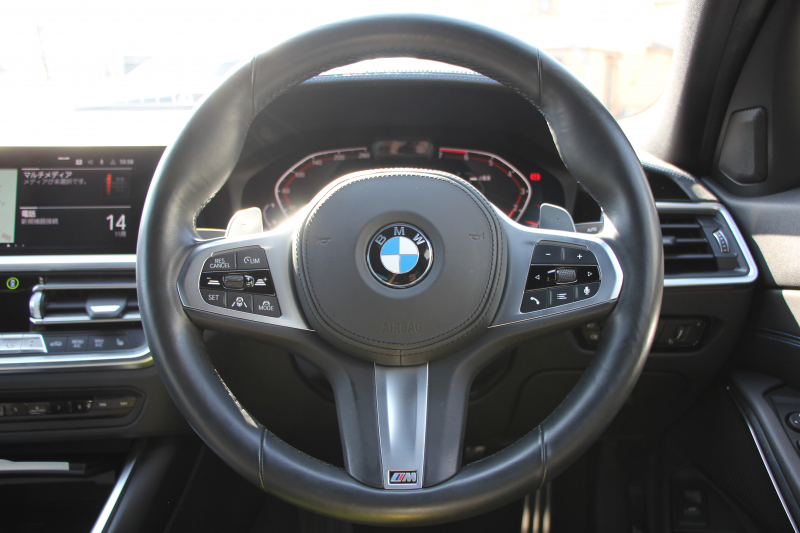 BMW 3シリーズ 320i Mｽﾎﾟｰﾂ ﾃﾞﾋﾞｭｰ&ｺﾝﾌｫｰﾄP ﾋｰﾀｰ黒革 専用ﾌﾞﾙｰｽﾃｯﾁ 19AW 追従ACC ｽﾃｱﾘﾝｸﾞｻﾎﾟｰﾄ LEDﾍｯﾄﾞﾗｲﾄ ｵｰﾄﾊｲﾋﾞｰﾑ 電動ﾄﾗﾝｸ ｱｯﾌﾟﾙｶｰﾌﾟﾚｲ ﾌﾙｾｸﾞTV  ﾀｯﾁ画面HDDﾅﾋﾞﾜｲﾔﾚｽ充電 Hi-fiｽﾋﾟｰｶｰ Pｱｼｽﾄ 専用ｴｱﾛ 2年保証