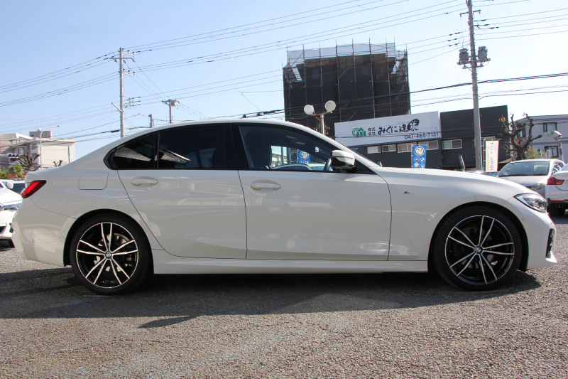 BMW 3シリーズ 320i Mｽﾎﾟｰﾂ ﾃﾞﾋﾞｭｰ&ｺﾝﾌｫｰﾄP ﾋｰﾀｰ黒革 専用ﾌﾞﾙｰｽﾃｯﾁ 19AW 追従ACC ｽﾃｱﾘﾝｸﾞｻﾎﾟｰﾄ LEDﾍｯﾄﾞﾗｲﾄ ｵｰﾄﾊｲﾋﾞｰﾑ 電動ﾄﾗﾝｸ ｱｯﾌﾟﾙｶｰﾌﾟﾚｲ ﾌﾙｾｸﾞTV  ﾀｯﾁ画面HDDﾅﾋﾞﾜｲﾔﾚｽ充電 Hi-fiｽﾋﾟｰｶｰ Pｱｼｽﾄ 専用ｴｱﾛ 2年保証