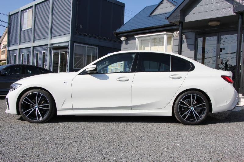 BMW 3シリーズ 320i Mｽﾎﾟｰﾂ ﾃﾞﾋﾞｭｰ&ｺﾝﾌｫｰﾄP ﾋｰﾀｰ黒革 専用ﾌﾞﾙｰｽﾃｯﾁ 19AW 追従ACC ｽﾃｱﾘﾝｸﾞｻﾎﾟｰﾄ LEDﾍｯﾄﾞﾗｲﾄ ｵｰﾄﾊｲﾋﾞｰﾑ 電動ﾄﾗﾝｸ ｱｯﾌﾟﾙｶｰﾌﾟﾚｲ ﾌﾙｾｸﾞTV  ﾀｯﾁ画面HDDﾅﾋﾞﾜｲﾔﾚｽ充電 Hi-fiｽﾋﾟｰｶｰ Pｱｼｽﾄ 専用ｴｱﾛ 2年保証