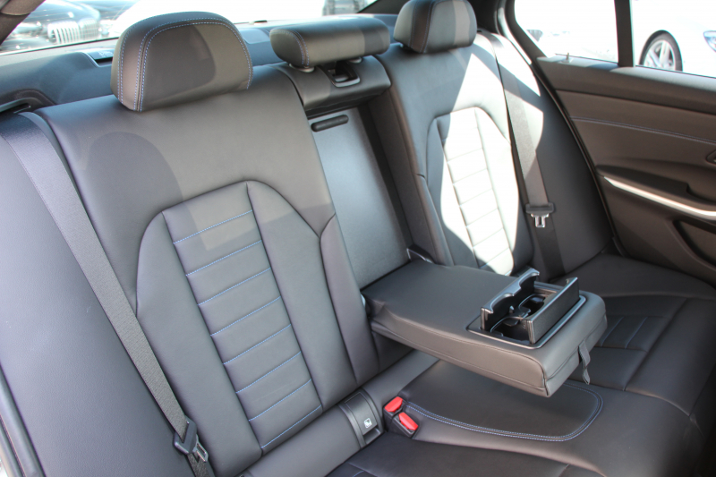 BMW 3シリーズ 320i Mｽﾎﾟｰﾂ ﾃﾞﾋﾞｭｰ&ｺﾝﾌｫｰﾄP ﾋｰﾀｰ黒革 専用ﾌﾞﾙｰｽﾃｯﾁ 19AW 追従ACC ｽﾃｱﾘﾝｸﾞｻﾎﾟｰﾄ LEDﾍｯﾄﾞﾗｲﾄ ｵｰﾄﾊｲﾋﾞｰﾑ 電動ﾄﾗﾝｸ ｱｯﾌﾟﾙｶｰﾌﾟﾚｲ ﾌﾙｾｸﾞTV  ﾀｯﾁ画面HDDﾅﾋﾞﾜｲﾔﾚｽ充電 Hi-fiｽﾋﾟｰｶｰ Pｱｼｽﾄ 専用ｴｱﾛ 2年保証